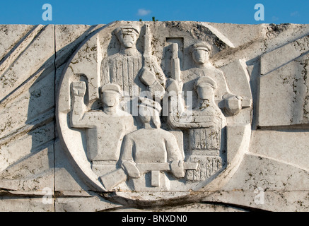 Nahaufnahme der weißen Helden der Völker Power Memorial Wandrelief, (Memento) Statuenpark (Szoborpark) in Budapest, Ungarn Stockfoto