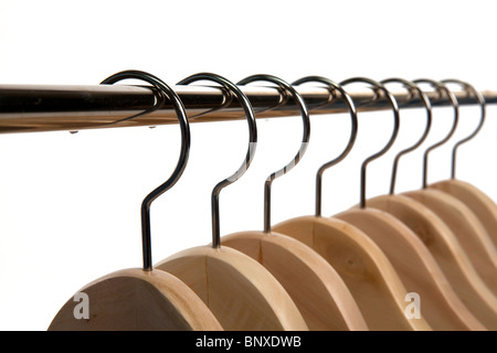 Hölzerne Kleiderbügel auf einem weißen Hintergrund isoliert Stockfoto
