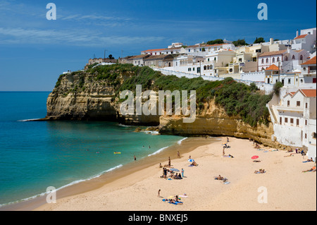 Portugal, Algarve, Praia Do Carvoeiro Dorf und Strand im Frühjahr Stockfoto