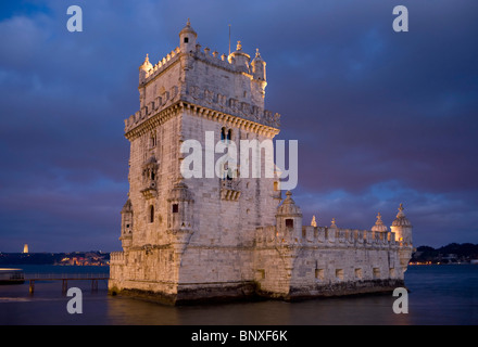 Portugal, Lissabon, Torre De Belem Turm bei Nacht Stockfoto