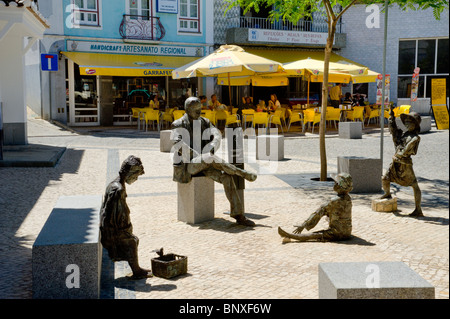 Portugal, Algarve, Skulpturen am Hauptplatz, Monchique Stockfoto