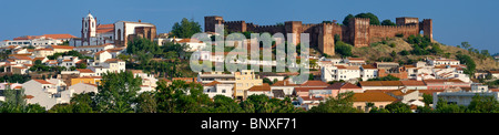 Portugal, Algarve, Silves, Panoramablick über die Stadt, Burg und Kathedrale Stockfoto