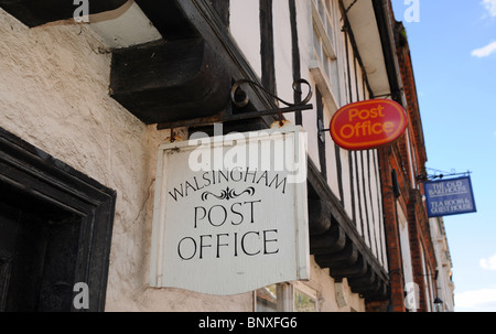 Die alte Post im Dorf von Walsingham in North Norfolk UK ist berühmt für seine Kirchen und religiösen Schreine Stockfoto