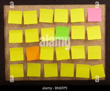 Bunte Notizen auf braune Pinnwand Stockfoto