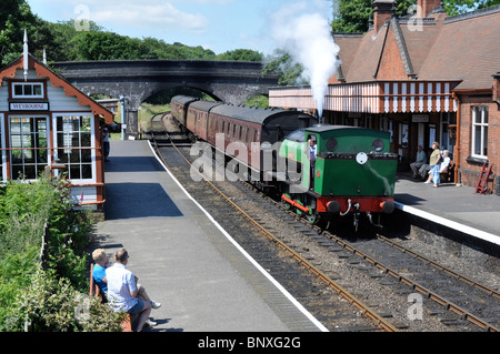 0-6-0 Sattel Tank in Dampf bei Weybourne Station, North Norfolk Railway, England, UK. (Papas Armee Station - Walmington-on-Sea) Stockfoto