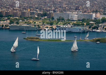 Feluken und Kreuzfahrt Schiffen auf dem Nil in Assuan, Ägypten Stockfoto