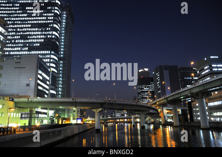 Gebäude und Fluss in der Abenddämmerung In Osaka Japan Stockfoto