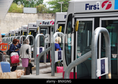 Busbahnhof im Stadtzentrum von Bath, Somerset UK Stockfoto