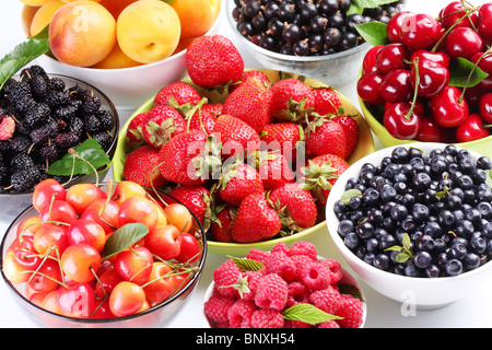 Verschiedene Beeren in Schalen. Stockfoto