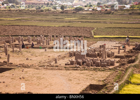 Männer sammeln Schluff Ton Schlamm aus Reisfeldern brickmaking, und Stapeln von Ziegelsteinen vor der Trocknung in zentralen Madagaskar Stockfoto