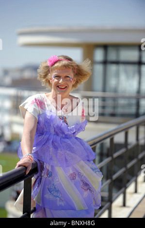 Gewinner des Turner Prize 2003 - Engländers Grayson Perry als sein Alter Ego Claire verkleidet. Stockfoto