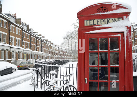 Schneebedeckte Primrose Gärten Belsize Park in London Stockfoto