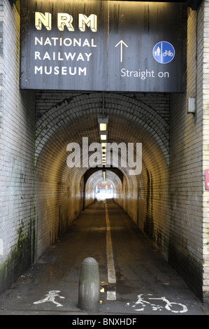 Geflieste überdachte Gasse In York Stockfoto