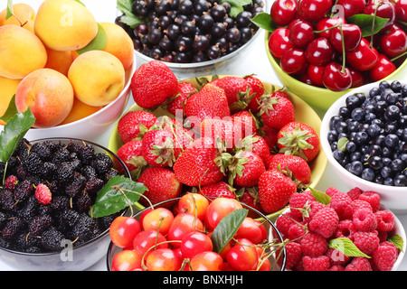 Verschiedene Beeren in Schalen. Stockfoto