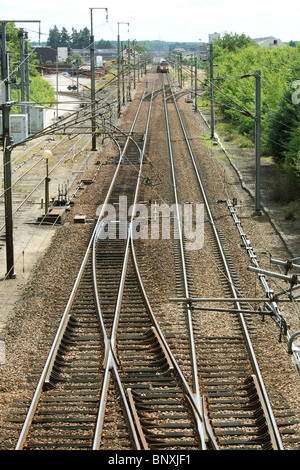 Ein Zug auf einer Eisenbahn, die Ankunft in der station Stockfoto