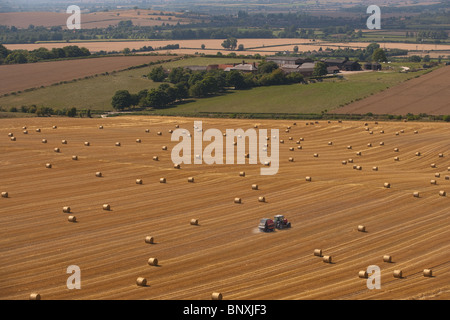 Down-Ansicht der Ballen Maschinen arbeiten nach Ernte Buckinghamshire August Stockfoto