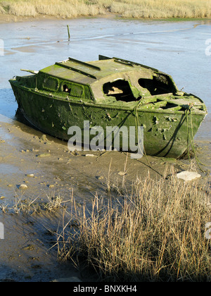 Ein Moos bedeckt verlassene Boot auf dem Fluss Blackwater in Maldon, Essex. Stockfoto