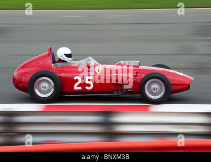 Ferrari Dino 246 Formel1 Rennwagen auf 2010 Silverstone Classic im Vereinigten Königreich Stockfoto