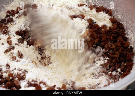 Scones - Mischen von hand in die Rosinen machen Stockfoto