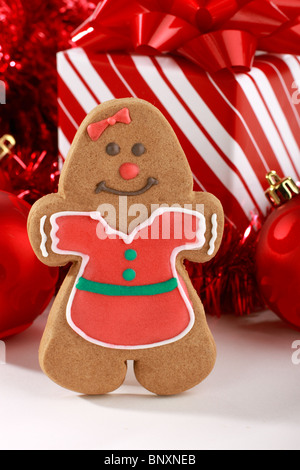 Lebkuchen Frau stand vor Weihnachtsgeschenke und Dekorationen Stockfoto