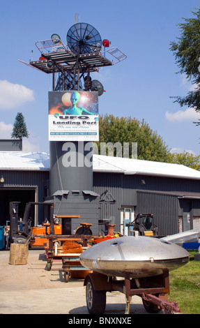 Ein skurriler UFO-Landungshafen, der von einem lokalen Künstler erbaut wurde, begrüßt Außerirdische in Polen, Wisconsin, USA Stockfoto