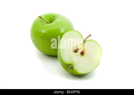 Grüner Apfel ganze und geschnittene in zwei Hälften auf weißem Hintergrund Stockfoto