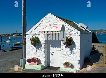 Eine Fischerhütte umgewandelt in eine Eisdiele am Hafen am Meer Stadt der Schären, North County Dublin, Irland Stockfoto