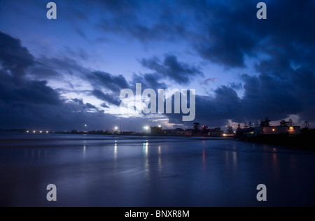 Strand mit entferntem Skala du Port bei Nacht, Essaouira, Atlantikküste, Marokko Stockfoto