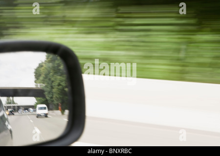 Herannahenden Auto gesehen im Außenspiegel Stockfoto