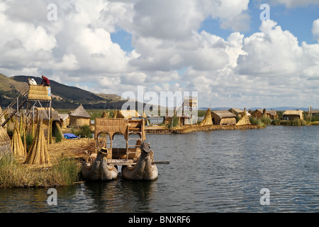 Typische Boote aus Schilf in den Titicacasee, Peru. Stockfoto