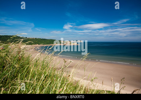 Aussicht auf Cayton Bucht in Richtung Scarborough an einem warmen Sommertag Stockfoto