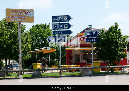 Eine Snack-Bar in der Aire De La Ferte an der Autobahn A6 (Autoroute du Soleil) zwischen Paris und Lyon. Stockfoto