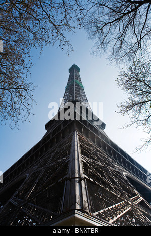 Eiffelturm, Paris, France, niedrigen Winkel Ansicht Stockfoto