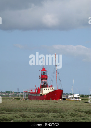 Die Tollesbury leichte Schiff vor Anker auf dem Fluss Blackwater, umgeben von Sümpfen in Tollesbury auf die Dengie Pennisula in Essex. Stockfoto