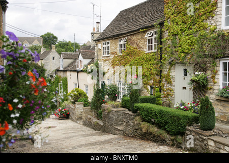 Alte traditionelle englische Häuser STUFENPLATZ Chipping in Tetbury, Gloucestershire. Stockfoto