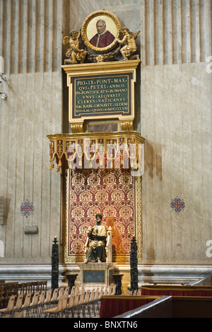 Portrait von Papst Pius IX über Bronzestatue des Heiligen Petrus, den Petersdom, Rom, Italien Stockfoto