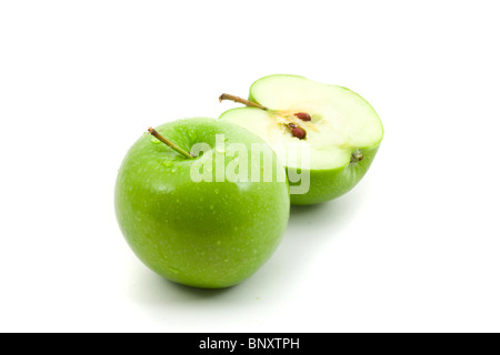 Grüner Apfel ganze und geschnittene in zwei Hälften auf weißem Hintergrund Stockfoto