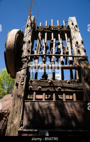 Don Robertsons Goldene König Mine Geisterstadt und antiken Auto Hof. Hammermühle zur Zerkleinerung von Erz. Stockfoto