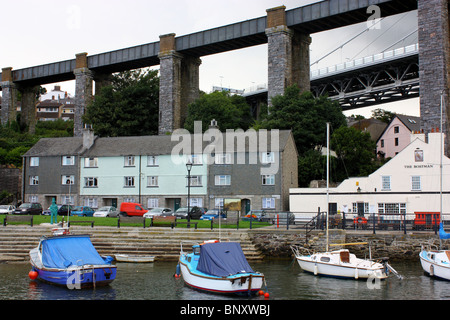 Leben im Schatten des Tamar Bridges. Stockfoto