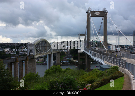 Blick nach Westen in Richtung Cornwall und Ansichten der Tamar Straßen- und Eisenbahnbrücken. Stockfoto