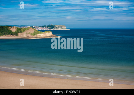 Aussicht auf Cayton Bucht in Richtung Scarborough an einem warmen Sommertag Stockfoto