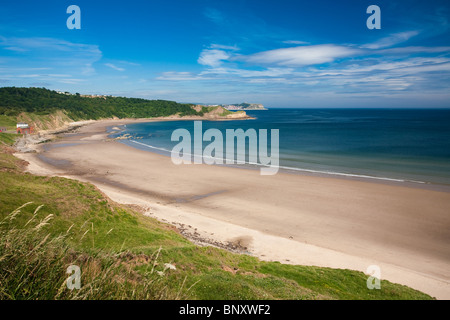 Aussicht auf Cayton Bucht in Richtung Scarborough an einem warmen Sommertag Stockfoto