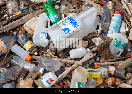 Flotsam And Jetsam Müll gesammelt am Thames Seite Strand Hochwassermarke, Greenwich, London, UK. Stockfoto