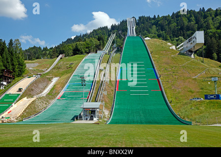 Die Sprungschanzen am Olympia Skistadion in Garmisch-Partenkirchen, Bayern, Deutschland. Stockfoto