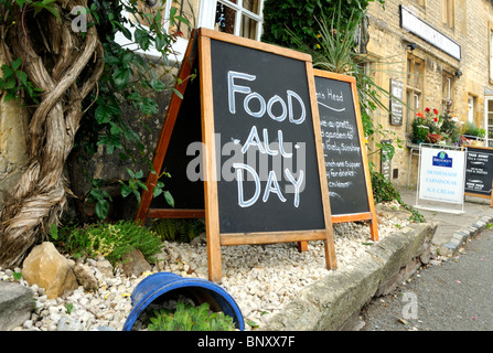 Essen ganztägig im The Queen es Head Pub, Stow-on-the-Wold, Cotswolds, UK. Stockfoto