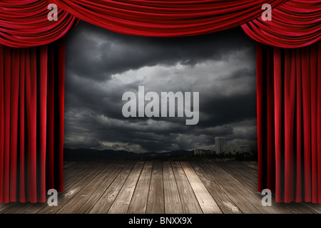 Hellen Bühne mit Red Velvet Theater Vorhänge und dramatischer Himmelshintergrund Stockfoto