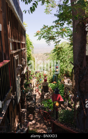 Jerome, Arizona - Kupferbergbau Altstadt in der Nähe von Sedona. Antiquitäten und Kuriositäten in einem Shop-Garten. Stockfoto
