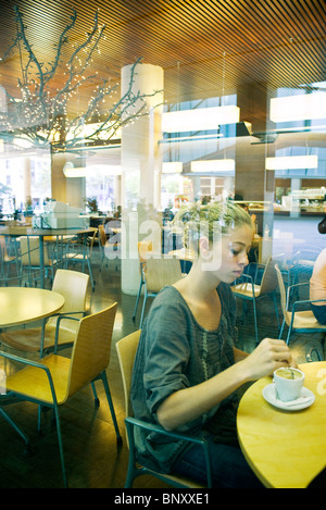 Teenager-Mädchen mit Kaffee im café Stockfoto