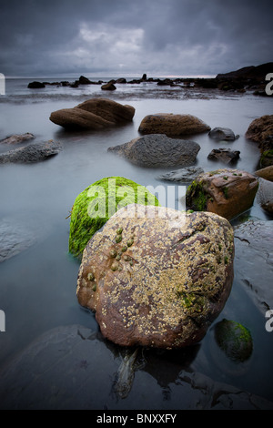 Vor Sonnenaufgang Licht über der Nordsee von der verschlafenen Dorf Runswick Bucht Stockfoto