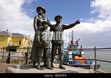 Irland, Co. Cork, Cobh, Annie Moore Statue des ersten Einwanderer über Ellis Island Stockfoto